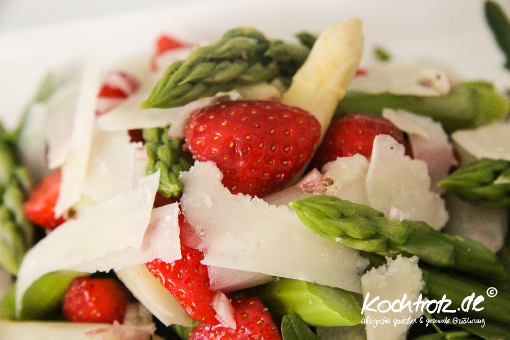 Spargelsalat mit Erdbeeren - Lieblingsrezept - KochTrotz | Foodblog ...