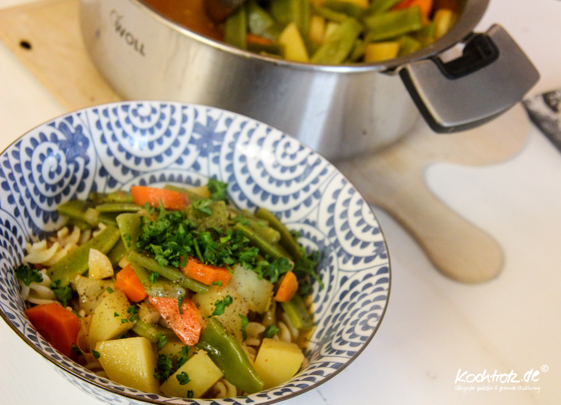 Gemüse-Eintopf mit grünen Bohnen und Nudeln (glutenfrei) - KochTrotz ...