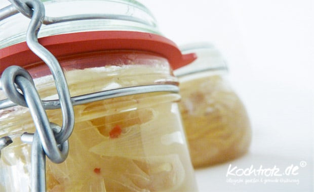 Weisses Zwiebelconfit mit Ingwer, Thymian und rosa Pfeffer 1 KT f weisses Zwiebel Confit Ingwer1 9kochtrotzt-rezepte