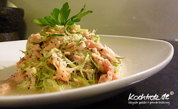 Zucchini-Spagetti mit Lachs dafür ohne Kohlenhydrate 1 KT f zucchini spagetti lachs1 9kochtrotzt-rezepte