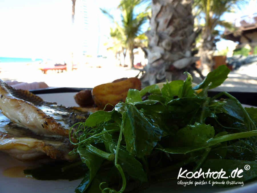 Kingfisch mit Salat am Strand, Burj al Arab, Dubai