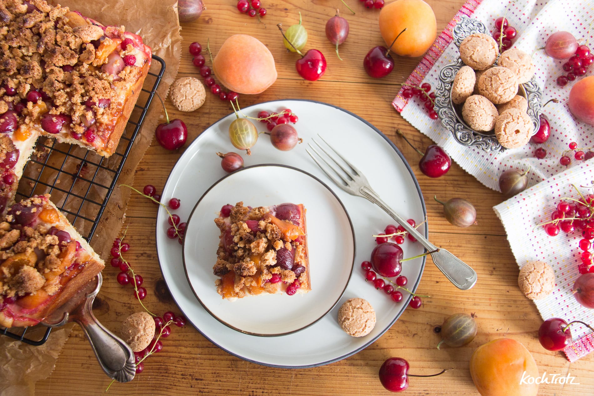 Almhefekuchen mit Früchten und Amarettistreuseln | mit Dinkel 5 almhefekuchen dinkel fruechte mandel 14kochtrotzt-rezepte