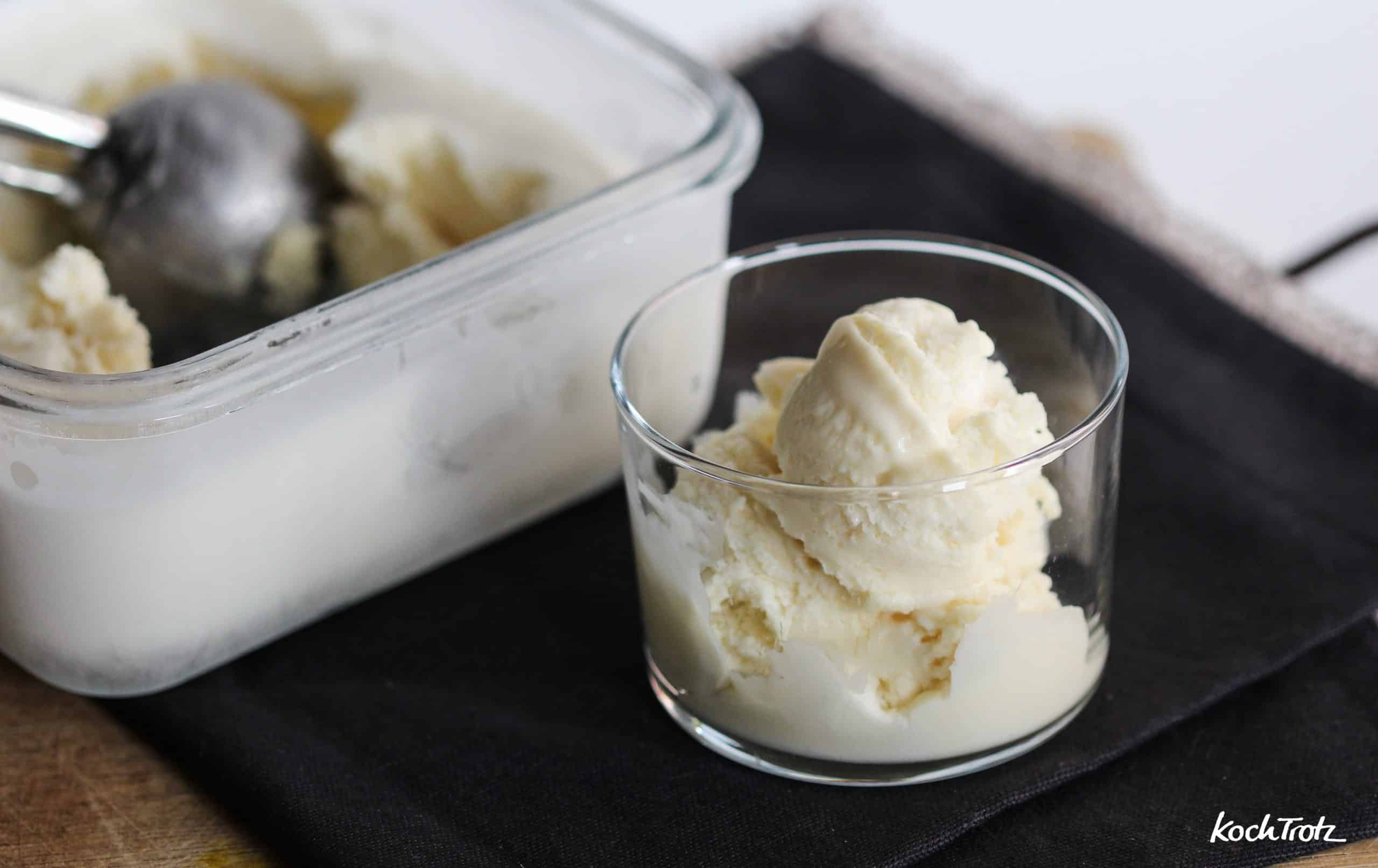 Super cremiges (weißes) Schokoladeneis ohne Eismaschine, das nicht steinhart wird beim Gefrieren - eifrei, optional vegan und fructosearm 3 cremiges schokoladeneis weiss oder dunkel ohne eismaschine wird nicht hart 1 5 scaledkochtrotzt-rezepte