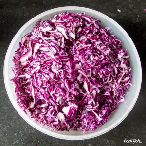 Im Ofen geschmorter Rotkohl - mein bestes Rotkohlrezept - er kocht sich von alleine 5 geschmorter ofen rotkohl wildpreiselbeeren 1kochtrotzt-rezepte