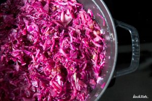 Im Ofen geschmorter Rotkohl - mein bestes Rotkohlrezept - er kocht sich von alleine 6 geschmorter ofen rotkohl wildpreiselbeeren 2kochtrotzt-rezepte