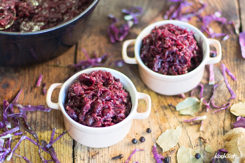 Im Ofen geschmorter Rotkohl - mein bestes Rotkohlrezept - er kocht sich von alleine 4 geschmorter ofen rotkohl wildpreiselbeeren 3 1kochtrotzt-rezepte