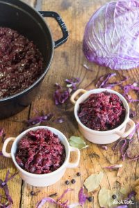 Im Ofen geschmorter Rotkohl - mein bestes Rotkohlrezept - er kocht sich von alleine 7 geschmorter ofen rotkohl wildpreiselbeeren 4kochtrotzt-rezepte