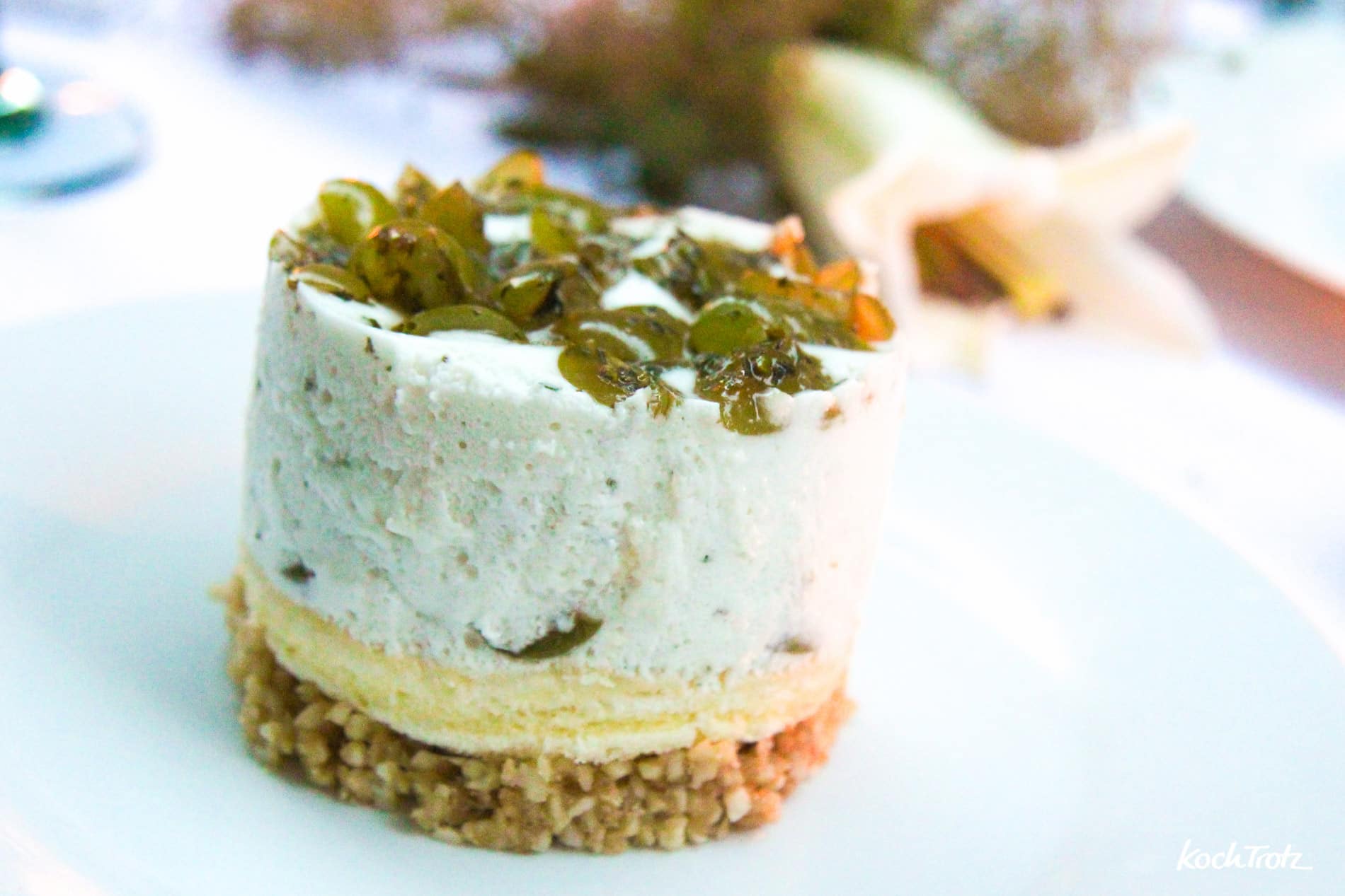 Joghurt-Trauben-Törtchen mit Aquafaba | vegan | milchfrei | glutenfrei | ohne Backen 3 joghurt trauben toertchen ohne backen aquafaba 2kochtrotzt-rezepte