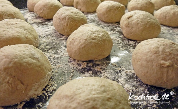 Laugenbrötchen aus Vollkorn-Dinkelmehl, ein Projekt – Stufe 1 1 kt f dinkel laugenbroetchen teig ballen 4kochtrotzt-rezepte