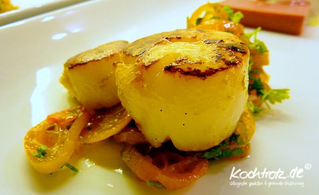 Jakobsmuschel mit Vanilleöl auf lauwarmem Kumquats-Kompott 1 kt f jakobsmuschel kumquats kompott 4kochtrotzt-rezepte