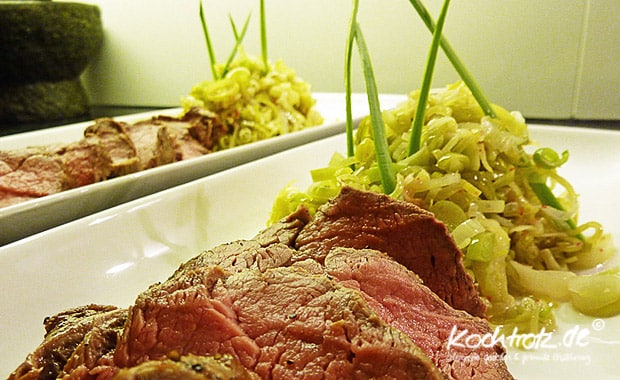 Kalbsfilet bei 80 Grad gegart auf Limone, Ingwer und Zitronengras mit lauwarmem Lauch-Ingwer-Limonen-Salat 1 kt f kalbsfilet lauch limonen vinaigrette1 4kochtrotzt-rezepte