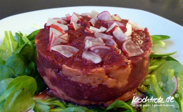 Lachs-Mousse, marinierte rote Bete und Radieschen auf einem Salatbett 1 kt f lachsmousse roteBete radieschen 6kochtrotzt-rezepte