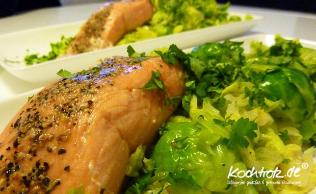 Salat von Rosenkohlbättern, Pomelo, Koriander und fruchtigem Dressing mit 60 Grad Biolachs 1 kt f rosenkohl pomelo salat lachs 5kochtrotzt-rezepte