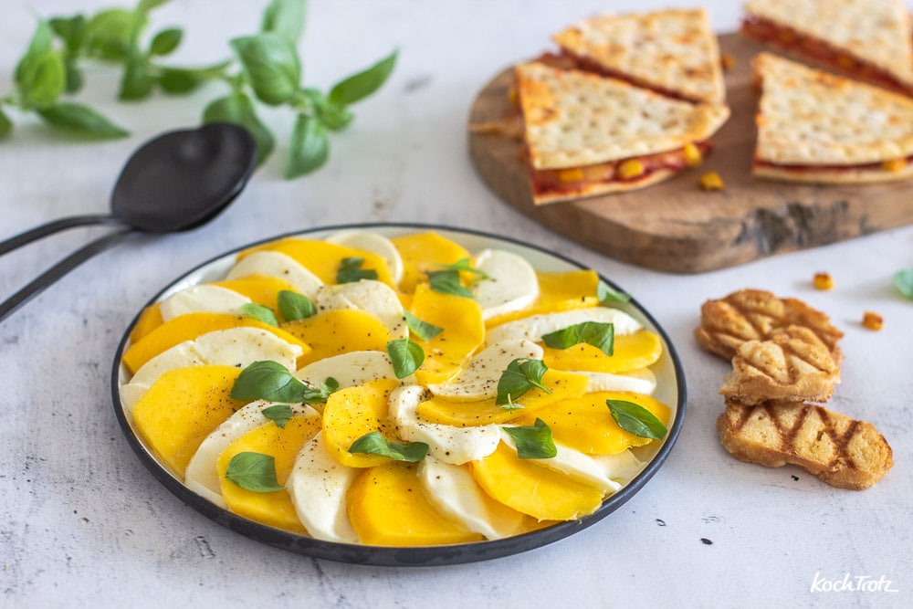 Caprese-Salat mit Mango und Mozzarella dazu Crostini | glutenfrei | laktosefrei 4 mozzarella mango caprese crostini 30kochtrotzt-rezepte