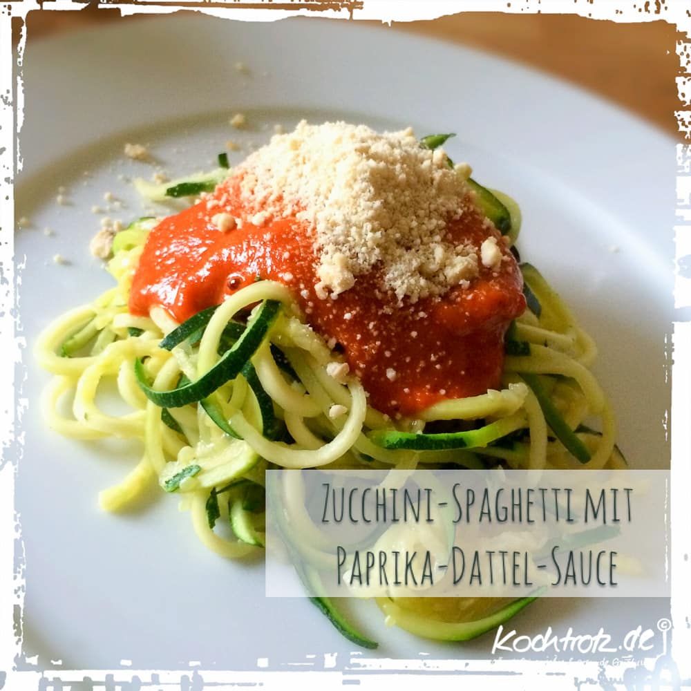Paprika-Dattel-Sauce mit Zucchini-Spagetthi und Cashew-Parmesan 1 paprika dattel sauce mit zucchini nudeln rezept low carb 1 3 5kochtrotzt-rezepte