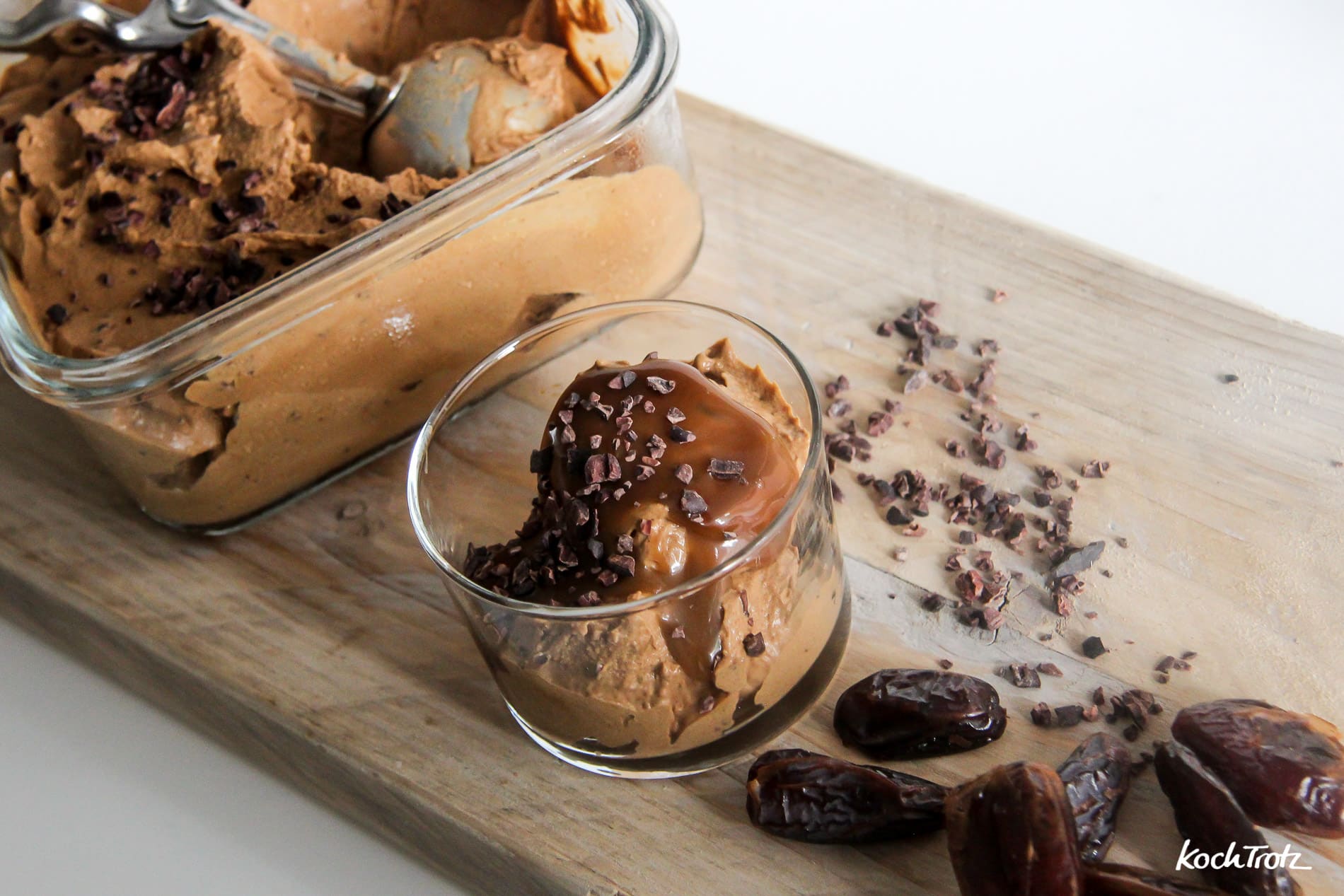Cremiges Schoko-Kaffee-Süßkartoffel-Eis mit Karamellsauce - nussfrei, fettarm, ohne Industriezucker, sojafrei, vegan, paleo - mit Variationen - auch ohne Eismaschine - mit Rezeptvideo 2 schoko kaffee eis vegan nussfrei zuckerfrei 1 2 2kochtrotzt-rezepte