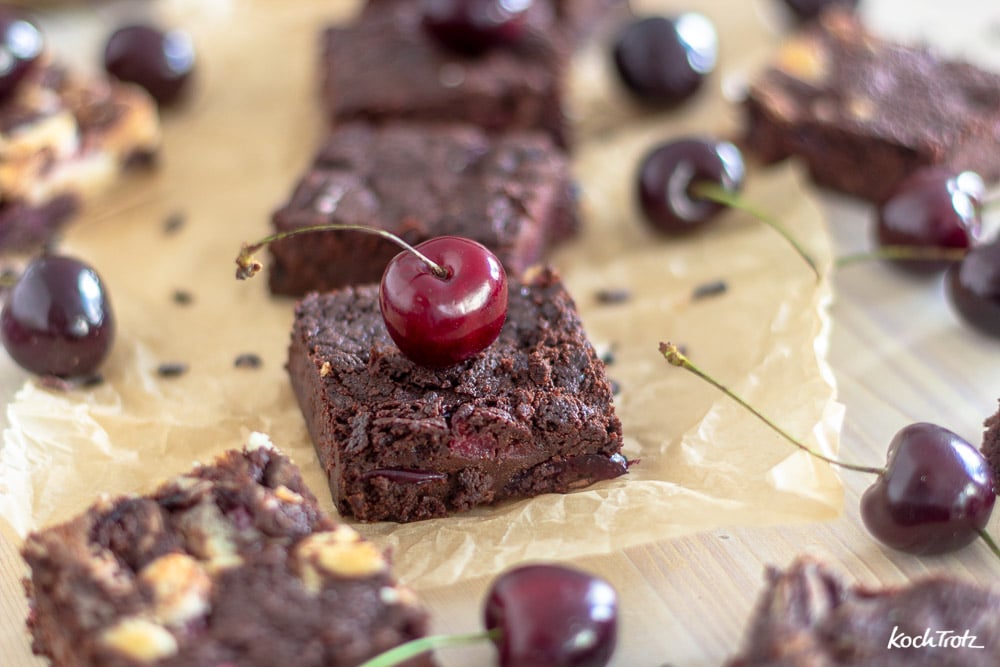 Schoko-Kirsch-Brownies | auch glutenfrei + vegan 4 schokolade kirsch brownie triple choc 6 15kochtrotzt-rezepte