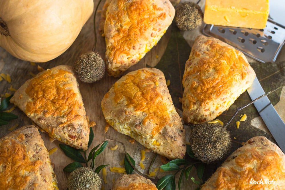 Kürbis-Cheddar-Scones | wahlweise glutenfrei 3 scones mit kuerbis und cheddar glutenfrei 5kochtrotzt-rezepte