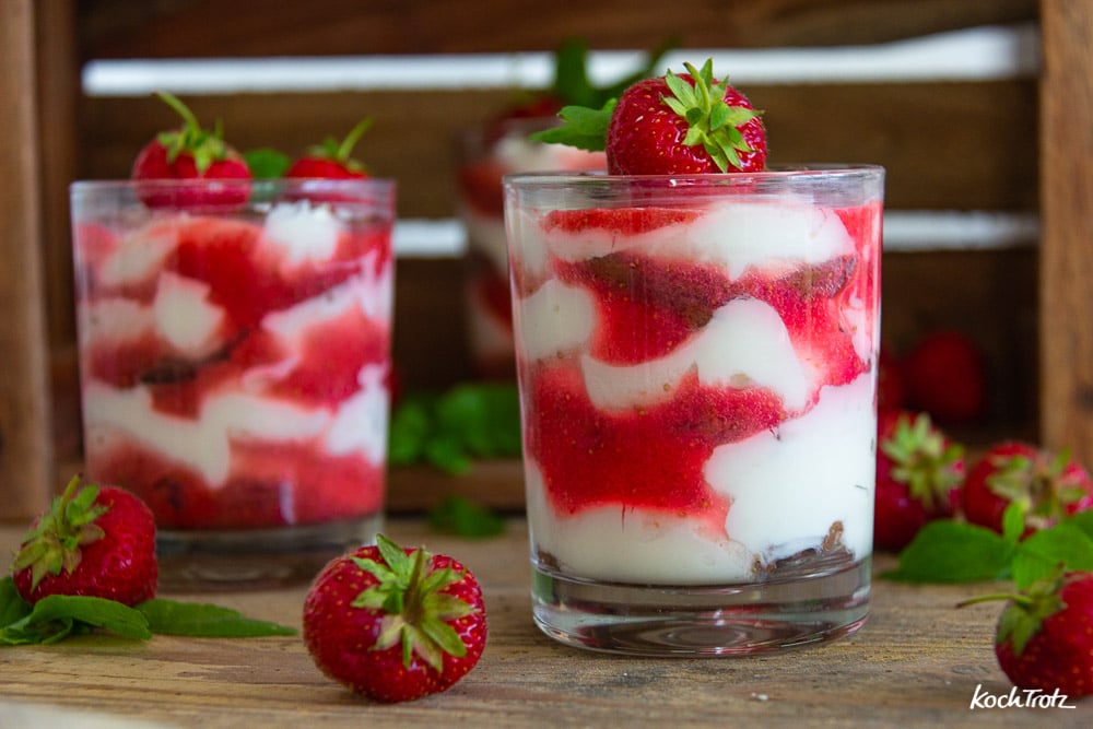 Fruchtiges, einfaches Sommerdessert im Glas | sehr variabel 4 sommerdessert im glas erdbeerdessert 2 15kochtrotzt-rezepte