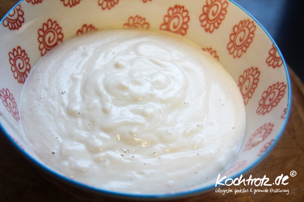 vegan Sour Cream - saure Sahne vegan - mit Cashews - sojafrei - für normalen Mixer und Thermomix 4 sour cream vegan 1 3 7kochtrotzt-rezepte