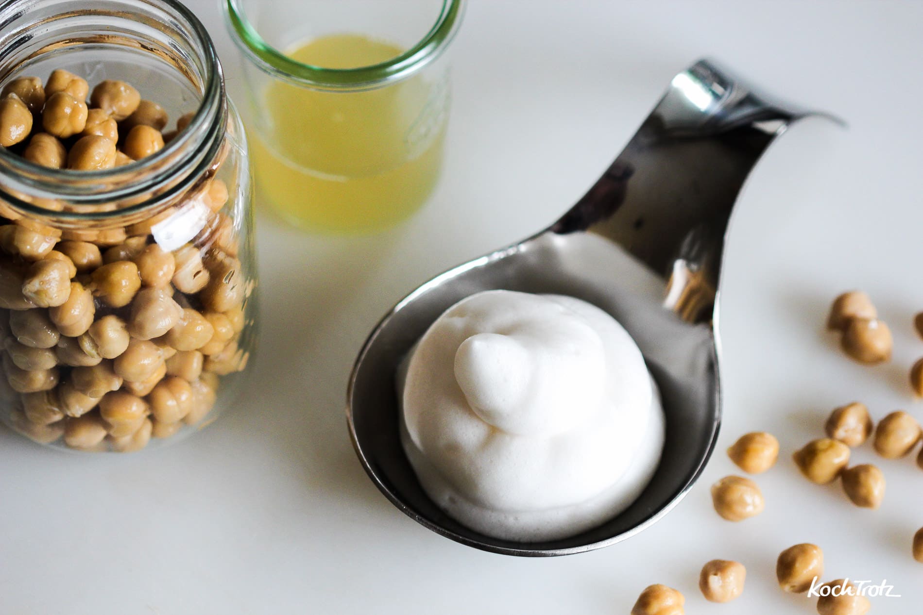 Aquafaba - falscher Eischnee - simple, vegane Eischnee-Alternative mit Kichererbsenwasser oder Bohnenwasser - für Kuchen, Baiser, Merengue, Macarons, Marshmallow Creme - falscher Eischnee 1 veganer eischnee kichererbsenwasser alternative kochtrotz 7 2 2kochtrotzt-rezepte