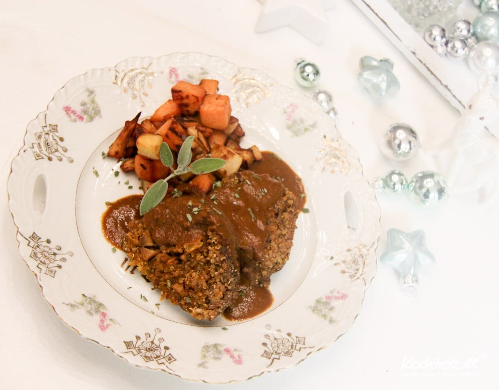 gefüllte Quinoa-Maronen-Rolle mit gebratenen Süßkartoffel- und Pastinakenwürfeln und lecker Soße 3 weihnachtsmenue2014 vegan vegetarisch glutenfrei hauptgang maronen quinoa rolle braten mit gemuese fuellung und gebratenen suesskartoffel und pastinaken wuerfel 1 12 2kochtrotzt-rezepte