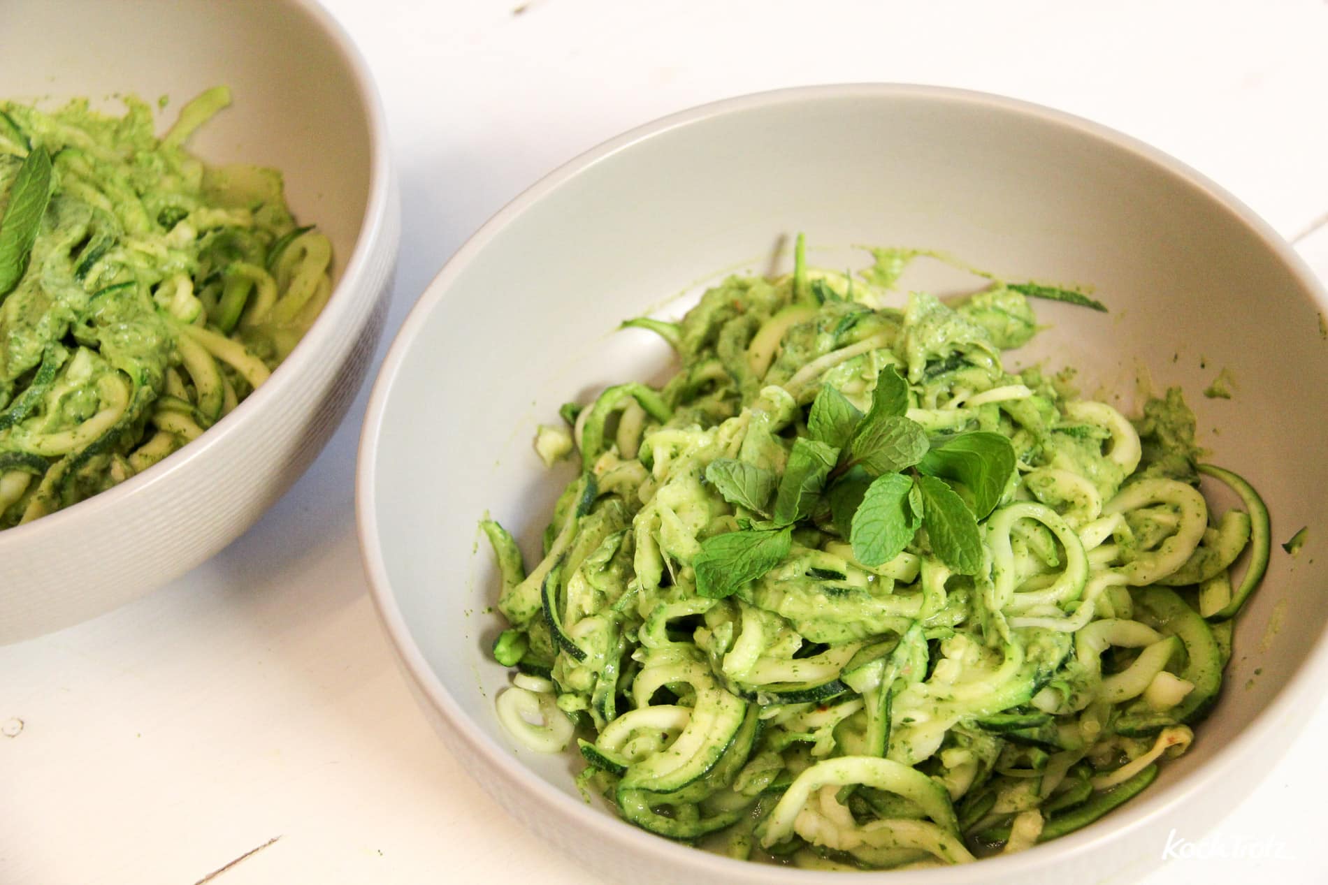 Gemüsespaghetti mit Avocado-Minze-Sauce | schnell | low-carb | lecker | Zoodles 3 zoodles avocado minze 5 1kochtrotzt-rezepte
