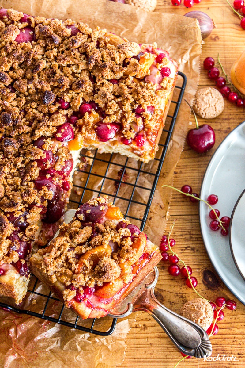 Almhefekuchen mit Früchten und Amarettistreuseln | mit Dinkel 4 Almhefekuchen mit Früchten und Amarettistreuseln