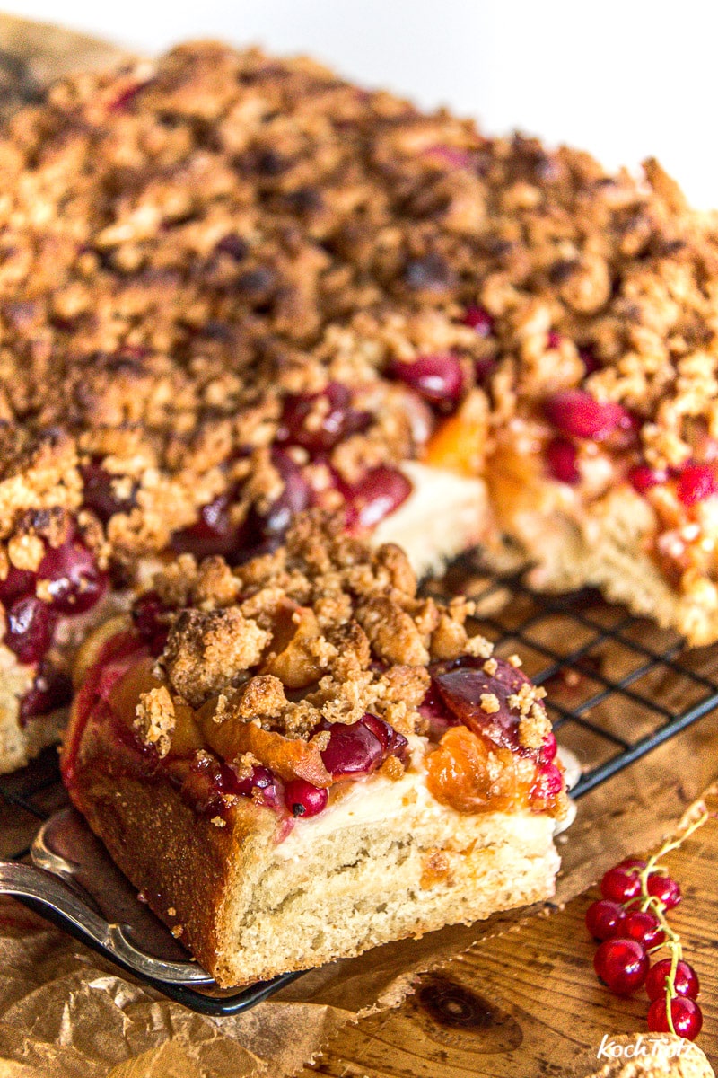 Almhefekuchen mit Früchten und Amarettistreuseln | mit Dinkel 2 Almhefekuchen mit Früchten und Amarettistreuseln