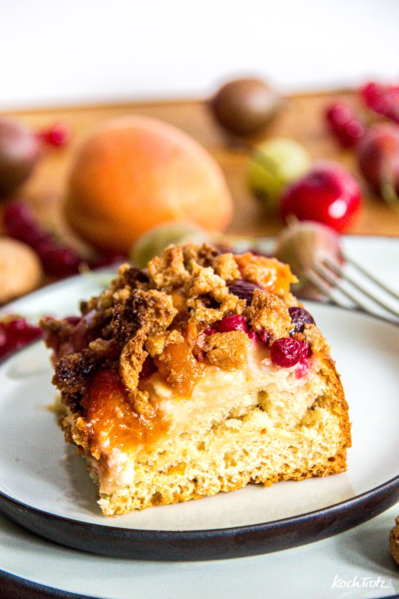 Almhefekuchen mit Früchten und Amarettistreuseln | mit Dinkel 3 Almhefekuchen mit Früchten und Amarettistreuseln