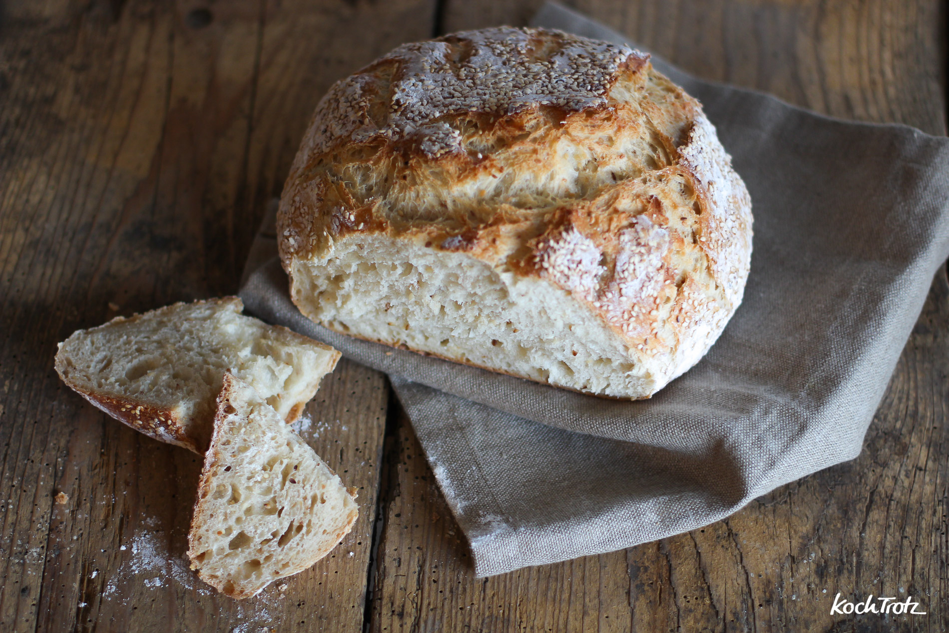 Einfaches Weizen-Dinkel-Brot mit Ayran, geröstetem Sesam und nur 1,5 g Hefe