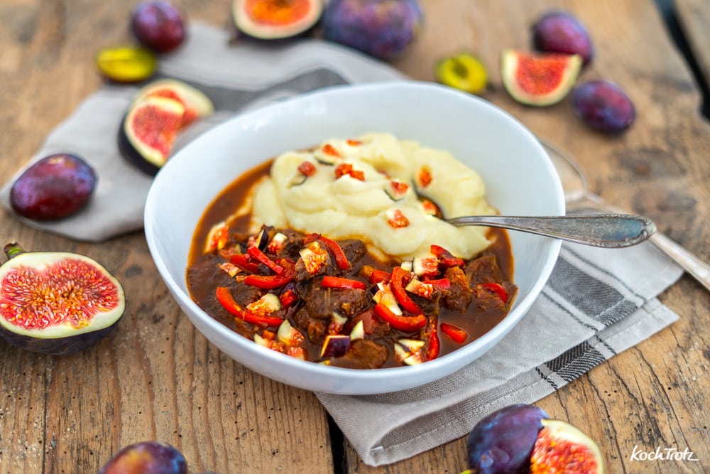 Zartes Gulasch mit Feigen und Pflaumen | ungewöhnlich - dafür besonders gut! 1 Gulasch mit Feigen und Pflaumen | ungewöhnlich - dafür besonders gut und ohne Tomaten. Ein Rezept für den Herd, Schnellkochtopf oder Backofen.