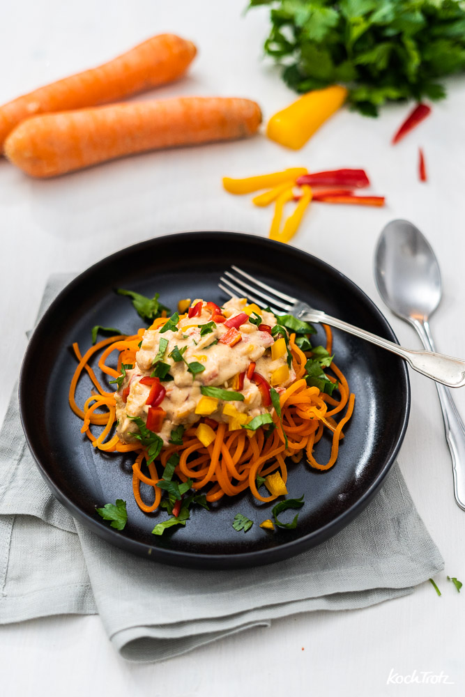 Gemüsespaghetti | Karottenspaghetti mit cremiger Mandelsauce | vegan und sättigend