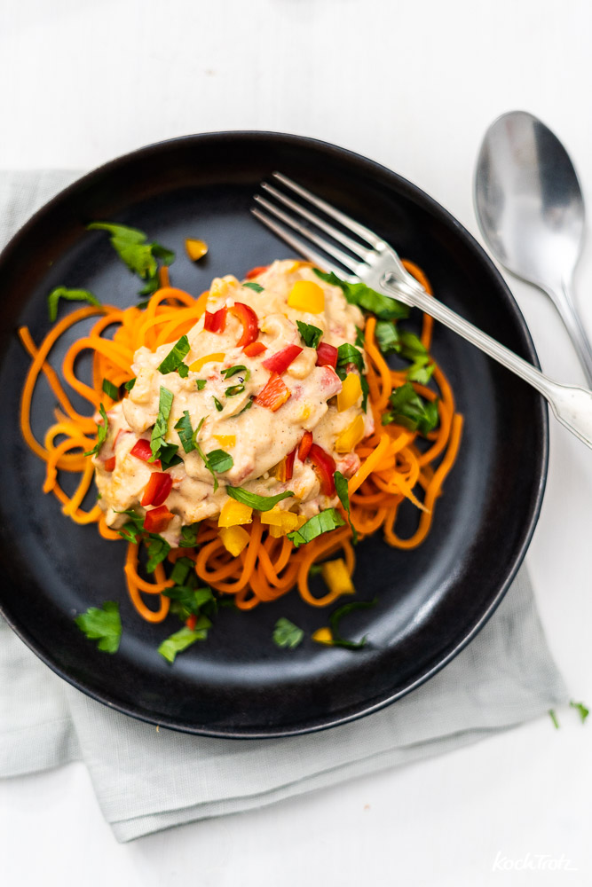 Gemüsespaghetti | Karottenspaghetti mit cremiger Mandelsauce | vegan und sättigend
