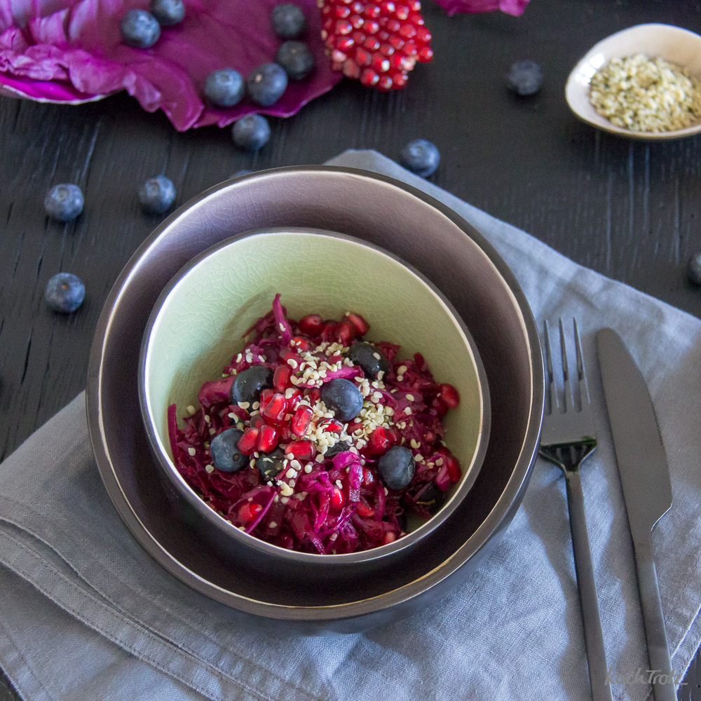Spitzkohlsalat mit Rote Bete, Heidelbeeren und Granatapfel | Köstlich und sehr gut verträglich