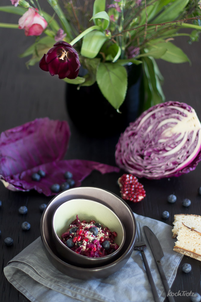 Spitzkohlsalat mit Rote Bete, Heidelbeeren und Granatapfel | Köstlich und sehr gut verträglich