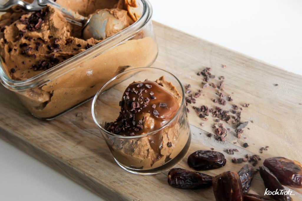 Selbstgemachtes Eis zu hart: Diese Tricks helfen! 7 schoko kaffee eis vegan nussfrei zuckerfrei 1 2 1kochtrotzt-rezepte