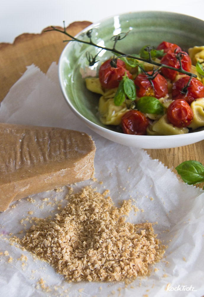 Vegane Alternative für Parmesan am Stück - nussfrei | sojafrei | glutenfrei | milchfrei 13 Rezept veganer Parmesan am Stück | sojafrei | nussfrei | glutenfrei | lässt sich reiben und schmilzt | Käse-Alternative