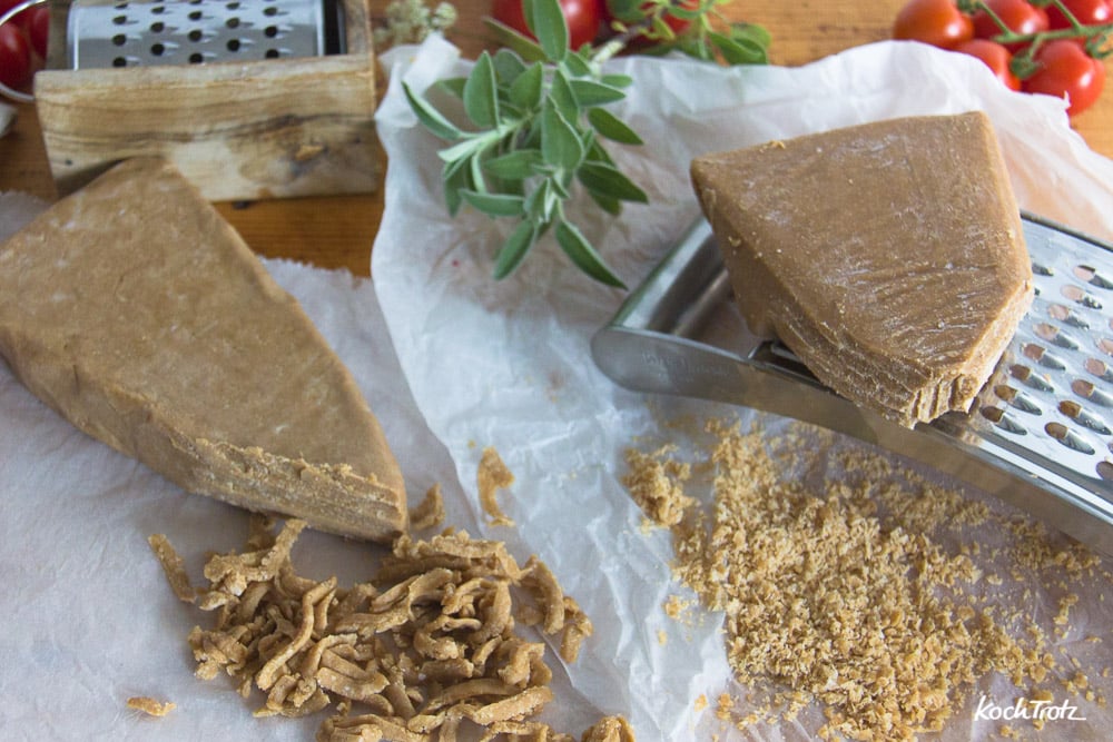 Vegane Alternative für Parmesan am Stück - nussfrei | sojafrei | glutenfrei | milchfrei 7 Rezept veganer Parmesan am Stück | sojafrei | nussfrei | glutenfrei | lässt sich reiben und schmilzt | Käse-Alternative