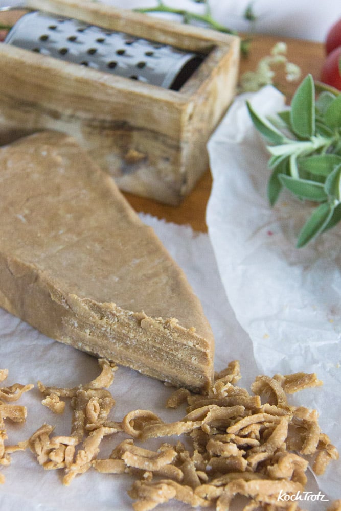 Vegane Alternative für Parmesan am Stück - nussfrei | sojafrei | glutenfrei | milchfrei 9 Rezept veganer Parmesan am Stück | sojafrei | nussfrei | glutenfrei | lässt sich reiben und schmilzt | Käse-Alternative