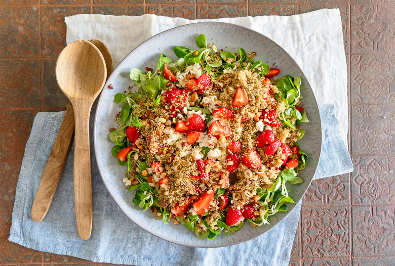 Salat mit Quinoa und Erdbeeren, einfaches Rezept