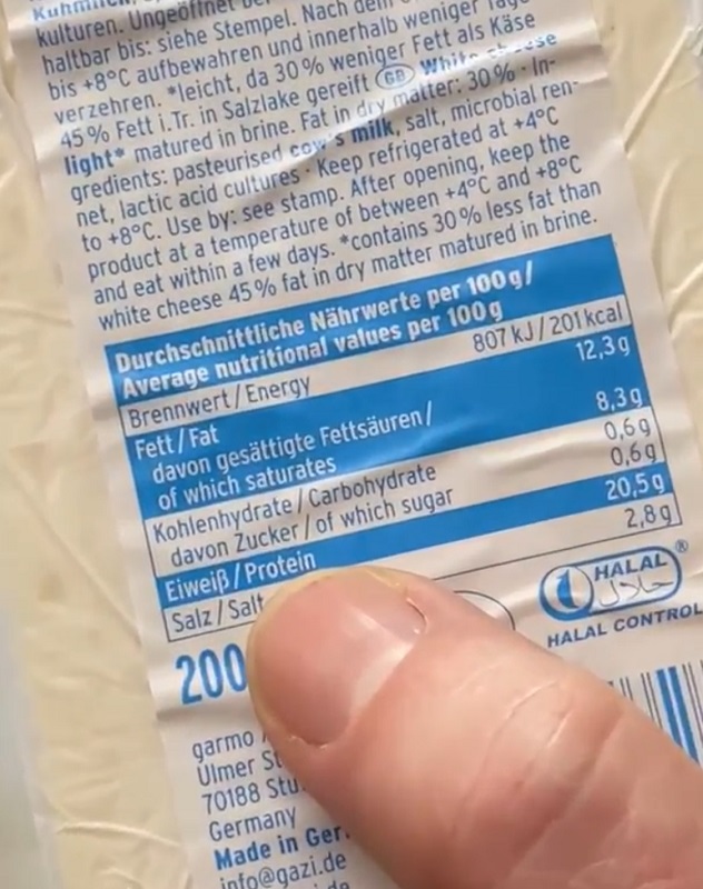 Das Bild zeigt die Nährwertangabe eines Feta-Käses. Man sieht, dass es einen Zuckergehalt von 0,6 g hat, also einen Laktosegehalt von 0,6g.
