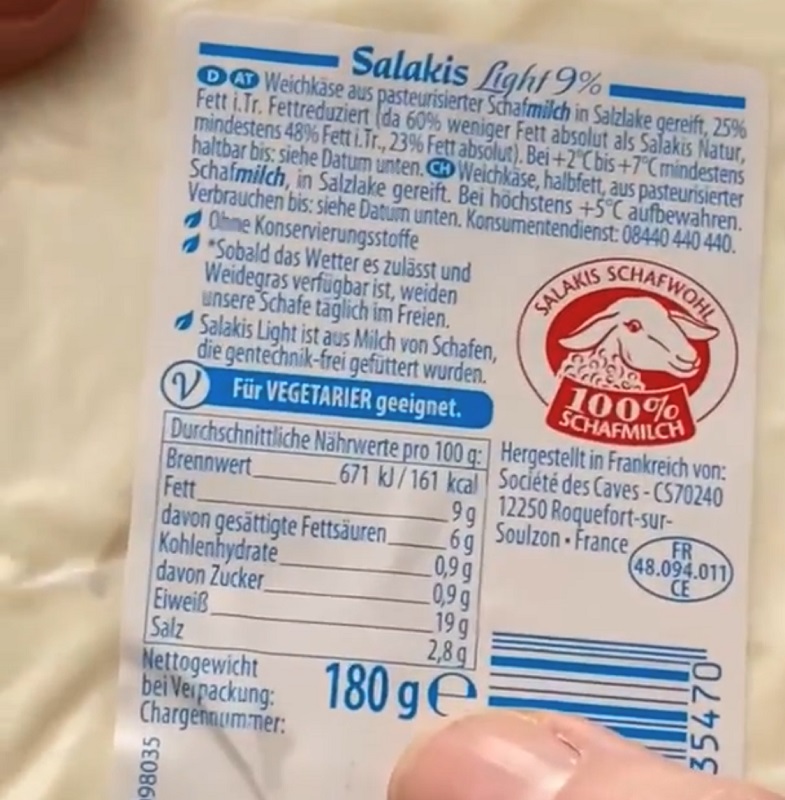 Das Bild zeigt die Nährwertangabe eines Feta-Käses. Man sieht, dass es einen Zuckergehalt von 0,9 g hat, also einen Laktosegehalt von 0,9g.