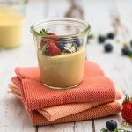 Vanille-Proteinpudding garniert mit Heidelbeeren und Erdbeeren