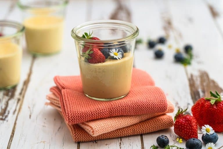 Vanille-Proteinpudding garniert mit Heidelbeeren und Erdbeeren