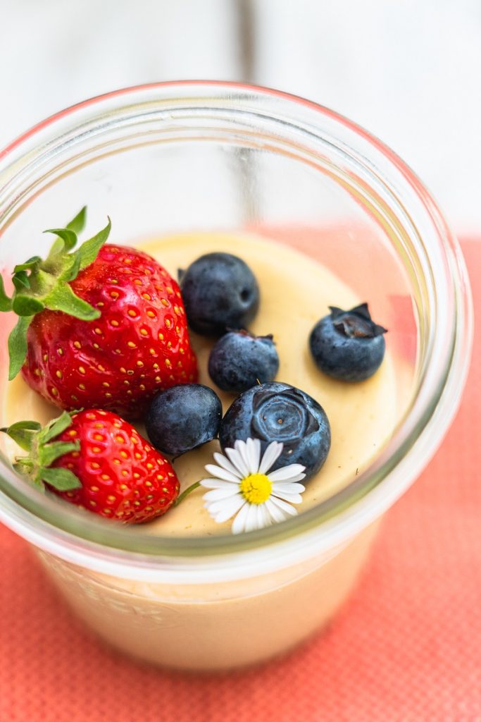 Vanille-Proteinpudding garniert mit Erdbeeren und Heidelbeeren