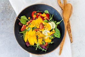 bunter Salat mit Proteindressing