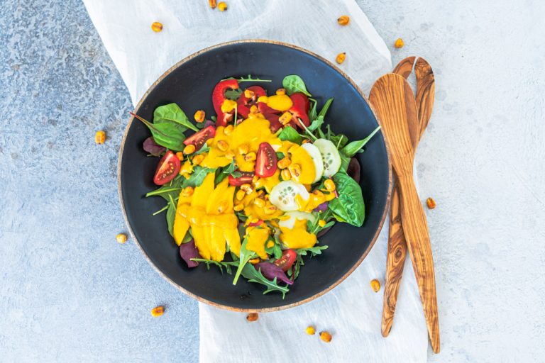 Bunter Salat mit Curry-Mango-Protein-Dessing Rezept