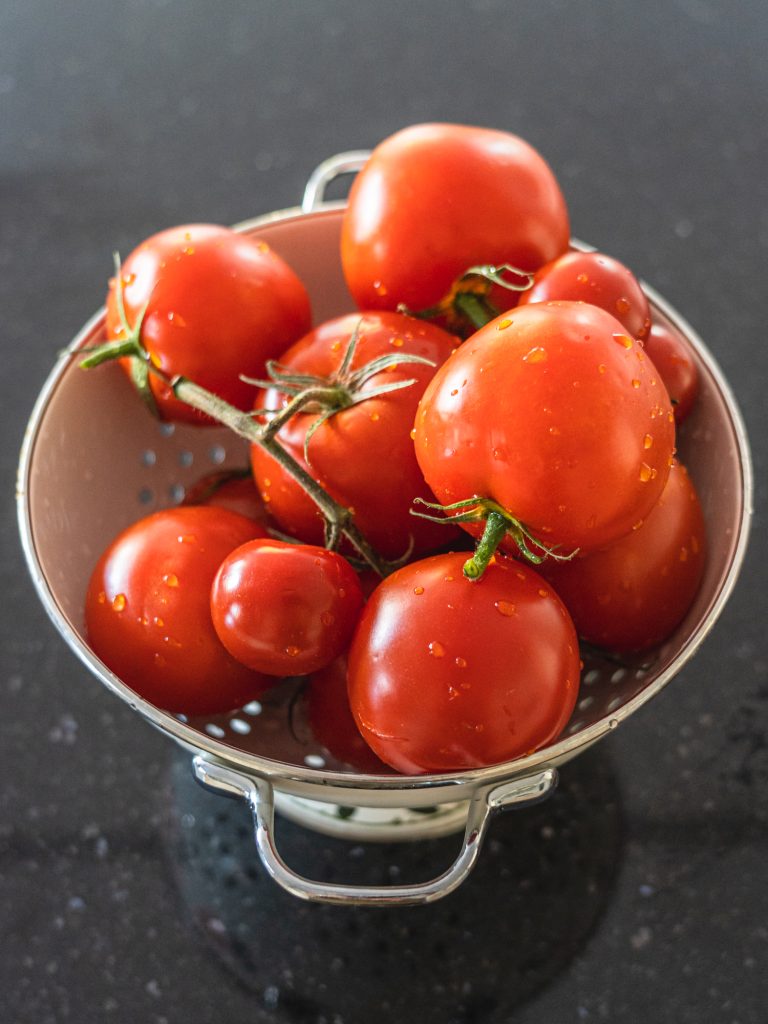 Tomaten passieren mit der Flotten Lotte