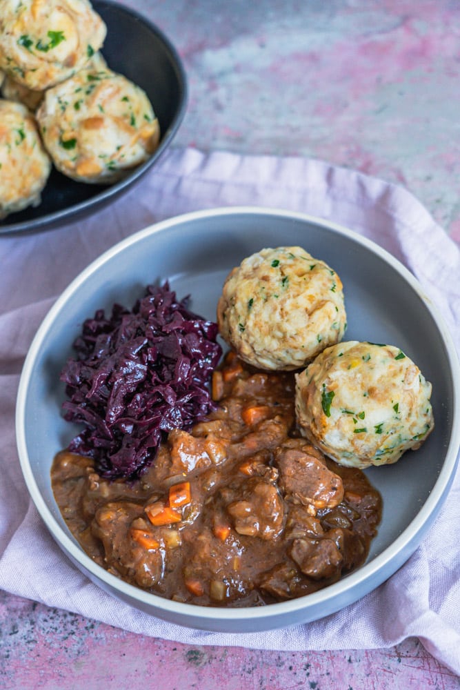 Unfassbar leckeres zartes Rehgulasch, auch vegan 1 Rehgulasch mit veganer Alternative